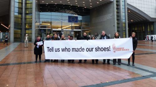 Vaate- ja kenkätuotannon epäkohtiin puututtava – paine EU:ta kohtaan kasvaa
